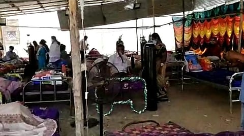 தற்காலிக கூடாரத்தில் சிகிச்சை பெற்ற கரோனா நோயாளிகள்.