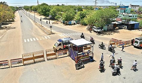 தூத்துக்குடி- பாளையங்கோட்டை சாலையில் புறவழிச்சாலை மேம்பாலம் அருகே இ-பதிவு, இ-பாஸ் இல்லாமல் வரும் வாகனங்களை தடுத்து நிறுத்த காவல் துறையினர் தனியாக சோதனைச் சாவடி அமைத்துள்ளனர்.    படம்: என்.ராஜேஷ்