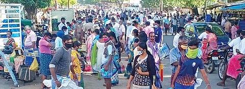 செய்துங்கநல்லூரில் ஊரடங்கு உத்தரவை மீறி வாரச்சந்தை கூடிய நிலையில்,  பொருட்கள் வாங்க சமூக இடைவெளியின்றி குவிந்த மக்கள்.