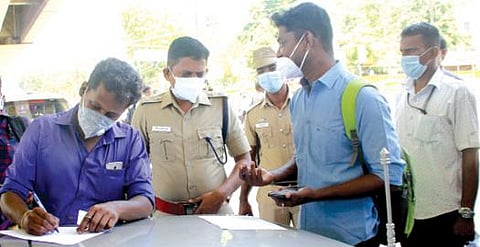 திருநெல்வேலியில் தேவையின்றி இருசக்கர வாகனங்களில் சென்றவர்களுக்கு நேற்று 2-வது நாளாக  திருக்குறளை எழுத வைத்து நூதன தண்டனையை போலீஸார் வழங்கினர். படம் மு. லெட்சுமி அருண்﻿﻿