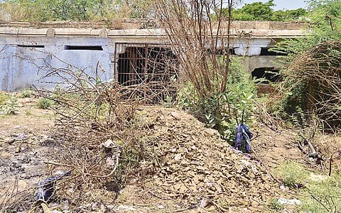 திருநெல்வேலி குறுக்குத்துறையில் முட்புதர்களால் சூழப்பட்டும், கற்கள் பெயர்ந்தும் சிதிலமடைந்துள்ள மண்டபங்கள். படங்கள் மு. லெட்சுமி அருண்