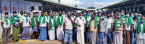 பாவூர்சத்திரம் சந்தைக்குள் ஆர்ப்பாட்டத்தில் ஈடுபட்ட விவசாயிகள். ﻿﻿