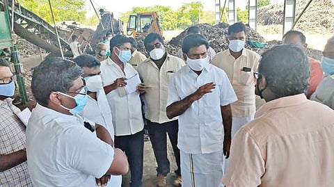 திருச்செங்கோடு அடுத்த அணிமூரில் உள்ள நகராட்சி குப்பைக் கிடங்கை  எம்எல்ஏ ஈ.ஆர்.ஈஸ்வரன் ஆய்வு செய்தார்.