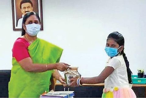 திண்டுக்கல் மாவட்ட ஆட்சியர் மு.விஜயலட்சுமியிடம் முதல்வர் நிவாரண நிதிக்கு உண்டியலில் சேமித்த பணத்தை வழங்கிய சிறுமி சண்முகவள்ளி.