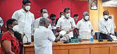 கரோனா நிவாரண நிதியாக ரூ.1 லட்சத்தை பவ்டா தொண்டு நிறுவனத்தின் நிர்வாக இயக்குநர் ஜாஸ்லின் தம்பி அமைச்சர்கள் பொன்முடி, மஸ்தானிடம் வழங்கினார்.