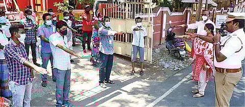 விழுப்புரத்தில் சாலையில் சுற்றியவர்களை போலீஸார் கரோனா தடுப்பு உறுதிமொழி எடுக்க வைத்தனர்.