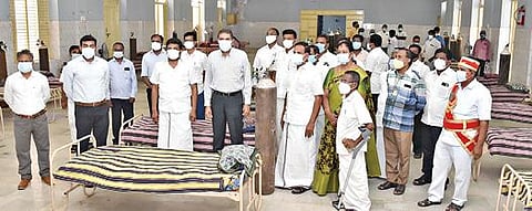 நாமக்கல் நகராட்சி திருமண மண்டபத்தில் 50 ஆக்சிஜன் படுக்கை வசதியுடன் அமைக்கப்பட்டுள்ள கரோனா சிறப்பு சிகிச்சை மையத்தை ஆட்சியர் கா.மெகராஜ் ஆய்வு செய்தார். உடன் எம்எல்ஏ பி.ராமலிங்கம் உள்ளிட்டோர்.