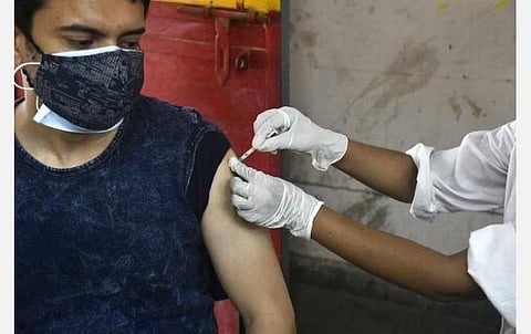 கரோனாவிலிருந்து மீண்டவர்கள் 3 மாதத்துக்குப் பின் தடுப்பூசி செலுத்திக் கொள்ளலாம்: மத்திய அரசு பரிந்துரை
