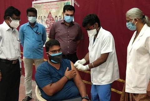 18 வயதுக்கு மேற்பட்டோருக்கு கரோனா தடுப்பூசி போடும் பணியைத் தொடங்கி வைத்துப் பார்வையிட்ட மாவட்ட ஆட்சியர் அர்ஜுன் சர்மா.