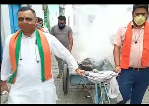 ரிக்ஷாவில் அக்னி ஹோமத்துடன் ஊர்வலம்; ஹனுமன் மந்திரம் ஓதி கரோனாவை விரட்டும் பாஜக தலைவர்