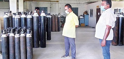 ராணிப்பேட்டையில் ஆக்சிஜன் சிலிண்டர் விநியோக பணியை காண்காணிக்கும் வருவாய்த்துறை அதிகாரிகள்.