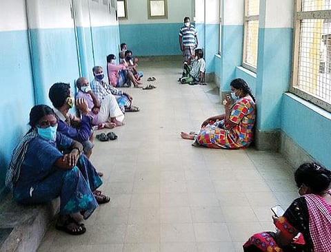 வேலூர் பென்ட்லேண்ட்  அரசு மருத்துவமனை கரோனா சிகிச்சை வார்டுக்கு வெளியே போராட்டத்தில் ஈடுபட்ட  நோயாளிகள்.