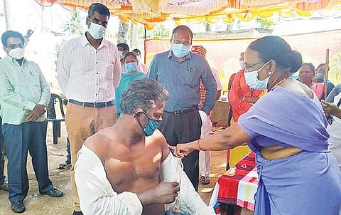 ஆலங்காயம் அடுத்த கொத்தக்கோட்டை ஊராட்சியில் கரோனா தடுப்பூசி முகாமை மாவட்ட ஆட்சியர் சிவன் அருள் தொடங்கி வைத்தார்.