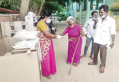 திருப்பத்தூர் அடுத்த நரியநேரியில் உள்ள கரோனா சிறப்பு சிகிச்சை மையத்தில் தனிமைப்படுத்தப்பட்ட நோயாளிகளுக்கு உணவுகளை வழங்கிய சேஞ்ச் நிறுவன இயக்குநர் சரஸ்வதி.