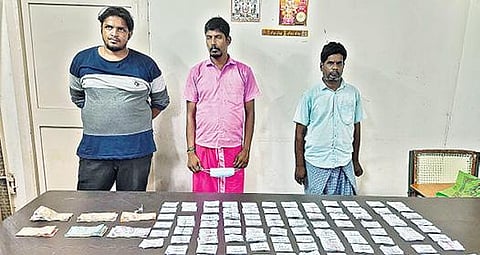 போளூரில் லாட்டரி சீட்டுகள் விற்றதாக கைது செய்யப்பட்ட 3 பேர்.