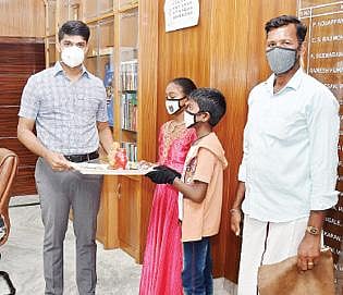 முதல்வரின் கரோனா நிவாரண நிதிக்கு மாணவி சாதனேஷ்வரி, மாணவர் யஷ்வந்த் ஈஸ்வர் (அடுத்தபடம்)  மாணவர் ஹரிபிரசாத் ஆகியோர்  தி.மலை மாவட்ட ஆட்சியர் சந்தீப் நந்தூரியிடம் தங்களது உண்டியல் சேமிப்பு பணத்தை வழங்கினர்.