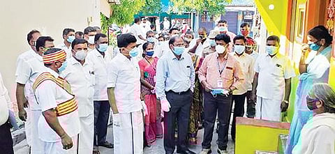 திருப்பத்தூர் அடுத்த மடவாளம் பகுதியில் கரோனா தடுப்பூசி குறித்து விழிப்புணர்வு ஏற்படுத்திய ஆட்சியர் சிவன் அருள். அருகில், எம்எல்ஏ நல்லதம்பி உள்ளிட்டோர்.