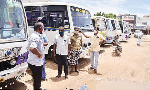 பாளையங்கோட்டை மார்க்கெட் திடலில் வரிசையாக நிறுத்தப்பட்டுள்ள வேன்கள். படம்: மு. லெட்சுமி அருண்.