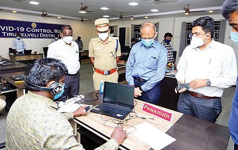 திருநெல்வேலி ஆட்சியர் அலுவலகத்தில் 24 மணி நேரமும் செயல்படும் கரோனா கட்டுப்பாட்டு மையத்தை வருவாய் மற்றும் பேரிடர் மேலாண்மைத்துறை கூடுதல் தலைமை செயலாளர் அதுல்யா மிஸ்ரா ஆய்வு செய்தார்