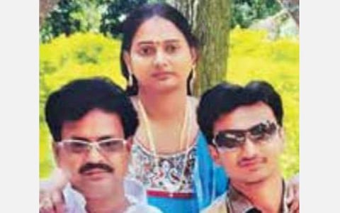 கரோனா தொற்றால் பெண் மரணம்: வேதனையில் கணவர், மகன் விஷம் குடித்து தற்கொலை