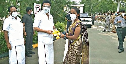 உடல் நலக்குறைவால் பாதிக்கப்பட்ட மூதாட்டியின் சிகிச்சைக்கு உதவிய இளையராணிக்கு, சேலம் காமலாபுரம் விமான நிலையத்தில் புத்தகம் வழங்கி முதல்வர் ஸ்டாலின் பாராட்டினார்.