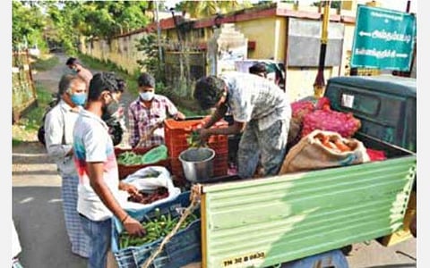 உழவர் சந்தைகள் மூலம் சேலத்தில் வாகனங்களில் காய்கறி விற்பனை