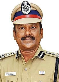 அம்மையநாயக்கனூர் அருகே ஆதரவற்ற முதியோர் இல்லத்துக்கு தங்களது ஊதியத்தில் அரிசி, மளிகைப் பொருட்களை வழங்கிய போலீஸ் தம்பதி.