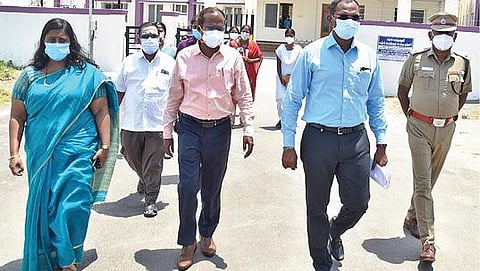 விழுப்புரம் அருகே பெரும்பாக்கத்தில் உள்ள கரோனா சித்த மருத்துவப் பிரிவில் நோய் தடுப்பு கண்காணிப்பு அலுவலர் சமயமூர்த்தி ஆய்வு செய்தார். அருகில் ஆட்சியர் அண்ணாதுரை.