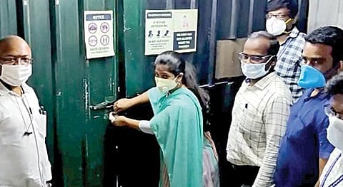 பூந்தமல்லி அருகே செம்பரம்பாக்கத்தில் கரோனா தடுப்பு விதிகளை மீறியதாக மலையாள ’பிக்பாஸ்’ படப்பிடிப்பு தளத்துக்கு, திருவள்ளூர் கோட்டாட்சியர் பிரீத்தி பார்கவி தலைமையிலான வருவாய்த் துறை அதிகாரிகள் நேற்று முன்தினம்  ’சீல்’ வைத்தனர்.