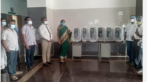 கரூர் அரசு மருத்துவக் கல்லூரி மருத்துவமனைக்குக் கரூர் எம்.பி. செ.ஜோதிமணி 10 ஆக்சிஜன் செறிவூட்டிகளை வழங்குகிறார். அருகில் கல்லூரி முதல்வர் பி.அசோகன், கண்காணிப்பாளர் தெய்வநாதன் உள்ளிட்டோர்.