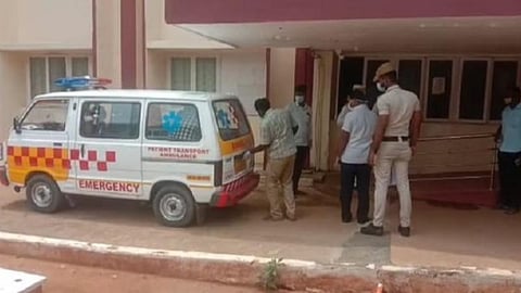 சிவகங்கை மாவட்ட ஆட்சியர் அலுவலகத்தில் மருத்துவ காப்பீட்டுக்காக ஆம்புல்ஸில் வந்தவரை மருத்துவமனைக்கு அனுப்பிய ஆட்சியர் பி.மதுசூதன்ரெட்டி.