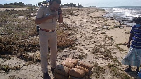 ராமேசுவரம் அருகே குருசடை தீவு, புதுமடம் கடற்கரையில் கரை ஒதுங்கிய  கஞ்சா மூட்டைகள் பறிமுதல்
