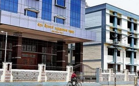 மதுரை அரசு ராஜாஜி மருத்துவமனையில் ஒரே நாளில் 12 மருத்துவர்கள், 4 செவிலியர்களுக்கு கரோனா