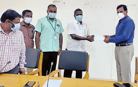 ராணிப்பேட்டை மாவட்ட ஆட்சியர் கிளாட்ஸ்டன் புஷ்பராஜிடம் ரூ.1 லட்சத்துக்கான காசோலையை வழங்கிய அரசு பள்ளி தலைமை ஆசிரியர் பிரின்ஸ் தேவாசீர்வாதம்.