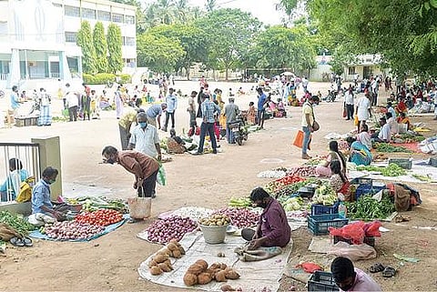 கரோனா தொற்று பரவல் தடுப்பு முன்னெச்சரிக்கை நடவடிக்கையாக, வேலூர் சத்துவாச்சாரி பகுதியில் உள்ள தனியார் பள்ளி வளாகத்தில் தற்காலிக காய்கறி மார்க்கெட் நேற்று முதல் செயல்பட்டது.படம்: வி.எம்.மணிநாதன்.