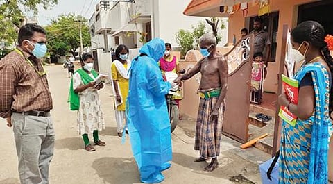 பாளையங்கோட்டை அண்ணாநகரில் மாநகராட்சி சார்பில் வீடுவீடாக காய்ச்சல் பரிசோதனை மேற்கொள்ளப்பட்டது. படம்: மு.லெட்சுமி அருண்.