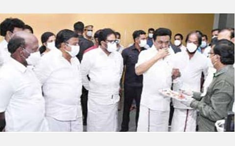 முதல்வர் மு.க.ஸ்டாலினுக்கு மூலிகை பானம் வழங்கல்