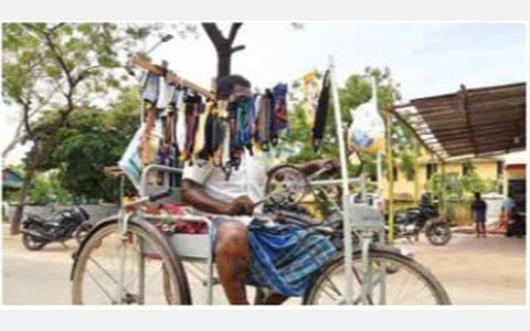 தூத்துக்குடி எம்ஜிஆர் பூங்கா அருகே மூன்று சக்கர சைக்கிளில் முகக்கவசங்கள் வியாபாரம் செய்யும் மாற்றுத்திறனாளி துரை. படம்: என்.ராஜேஷ்