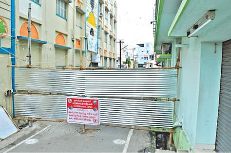 நாமக்கல் நகரில் கரோனா பரவலால் தடை செய்யப்பட்ட தெருவுக்குள் நுழைய முடியாதவாறு, தடுப்பு வைத்து அடைக்கப்பட்டுள்ளது.