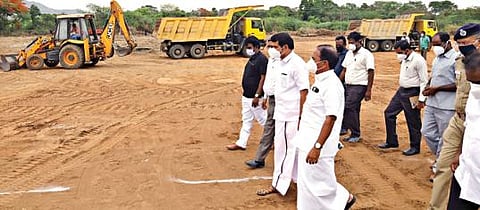 சேலம் இரும்பாலை வளாகத்தில் ஆக்சிஜன் வசதியுடன் 500 படுக்கைகள் கொண்ட கரோனா சிறப்பு சிகிச்சை மையம் அமைக்கப்பட்டுள்ள நிலையில் மேலும் 500 படுக்கை வசதிகள் கொண்ட மையம் அமைப்பதற்கான பணியை அமைச்சர் செந்தில் பாலாஜி நேரில் ஆய்வு செய்தார். உடன் ஆடசியர் கார்மேகம், எம்பி பார்த்திபன், எம்எல்ஏ ராஜேந்திரன் உள்ளிட்டோர்.