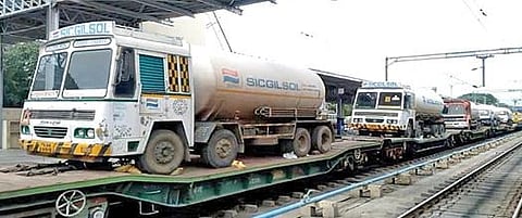 ஒடிசாவில் இருந்து ஆக்சிஜன் டேங்கர் லாரிகளுடன் திண்டுக்கல் ரயில் நிலையம் வழியாக மதுரைக்குச் சென்ற ரயில்.