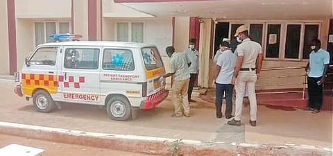 சிவகங்கை மாவட்ட ஆட்சியர் அலுவலகத்தில் மருத்துவக் காப்பீட்டுக்காக ஆம்புலன்ஸில் வந்த கரோனா நோயாளியை மருத்துவமனைக்கு அனுப்பிய ஆட்சியர் பி.மதுசூதன்ரெட்டி.