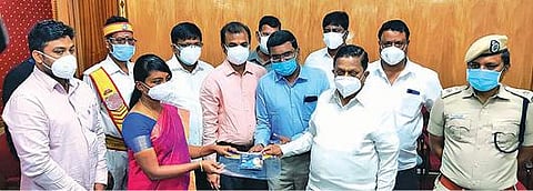 18 வயது நிரம்பிய அனைவரும் -  கரோனா தடுப்பூசி செலுத்திக்கொள்ள வேண்டும் :  வனத்துறை அமைச்சர் கா.ராமச்சந்திரன் அறிவுரை