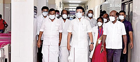 திருச்சி மகாத்மா காந்தி நினைவு அரசு மருத்துவமனையில் கூடுதல் படுக்கை வசதிகளுடன் அமைக்கப்பட்டுள்ள கரோனா தீவிர சிகிச்சைப் பிரிவை திறந்து வைத்து பார்வையிடுகிறார் முதல்வர் மு.க.ஸ்டாலின். உடன், நகர்ப்புற வளர்ச்சித் துறை அமைச்சர் கே.என்.நேரு, சுகாதாரத் துறை அமைச்சர் மா.சுப்பிரமணியன், திருச்சி சிவா எம்பி, மாவட்ட ஆட்சியர் சு.சிவராசு உள்ளிட்டோர்.படம்: ஜி.ஞானவேல்முருகன்