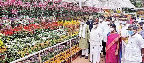 உதகை அரசு தாவரவியல் பூங்காவில் மலர்த் தொட்டிகளை வனத் துறை அமைச்சர் கா.ராமசந்திரன், உதகை எம்எல்ஏ ஆர்.கணேஷ், கூடலூர் எம்எல்ஏ பொன் ஜெயசீலன், மாவட்ட ஆட்சியர் ஜெ.இன்னசென்ட் திவ்யா மற்றும் அதிகாரிகள் பார்வையிட்டனர். படம்: ஆர்.டி.சிவசங்கர்