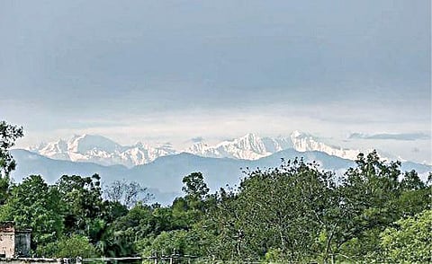 உத்தரபிரதேசத்தின் சஹாரன்பூர் பகுதியில் இருந்து தெரியும் இமயமலைச் சிகரங்கள்.