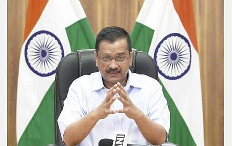 டெல்லியில் கரோனாவால் உயிரிழந்த ஆசிரியர் குடும்பத்துக்கு ரூ.1 கோடி நிதியுதவி: முதல்வர் கேஜ்ரிவால் வழங்கினார்