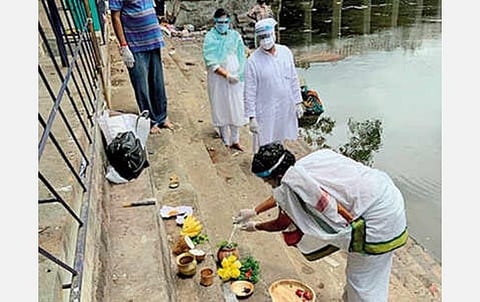 காவிரி ஆற்றில் அஸ்தி கரைக்கும் சடங்கில் ஈடுபடும் காங்கிரஸ் எம்.பி. சையத் நசீர் ஹூசேன்.