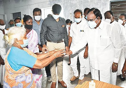 தி.மலை அருகே நாயுடுமங்கலத்தில் நடந்த சிறப்பு முகாமில் மூதாட்டிக்கு கபசுர குடிநீர் வழங்கிய துணை சபாநாயகர் பிச்சாண்டி.  அருகில், ஆட்சியர் சந்தீப் நந்தூரி, எம்.பி., அண்ணாதுரை உள்ளிட்டோர்.