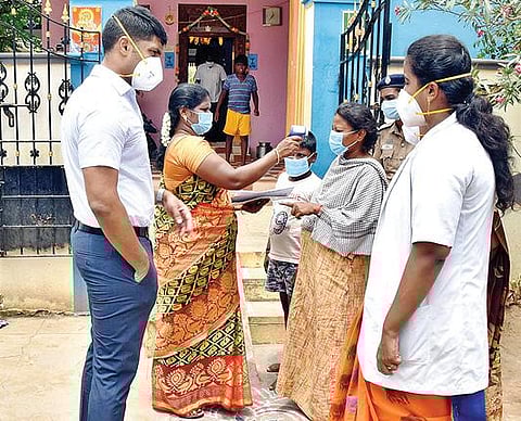 செய்யாறில் வீடு, வீடாக சென்று காய்ச்சல் பரிசோதனை நடைபெறுவதை ஆய்வு செய்த திருவண்ணாமலை மாவட்ட ஆட்சியர் சந்தீப் நந்தூரி.